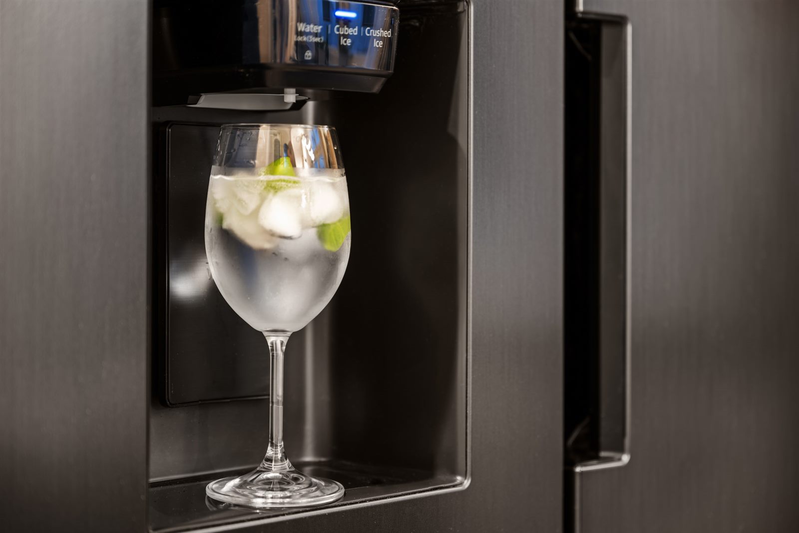 Frisches, gekühltes Wasser mit Eis und Limette direkt aus dem Kühlschrank-Spender – kleine Annehmlichkeiten, die den Unterschied machen