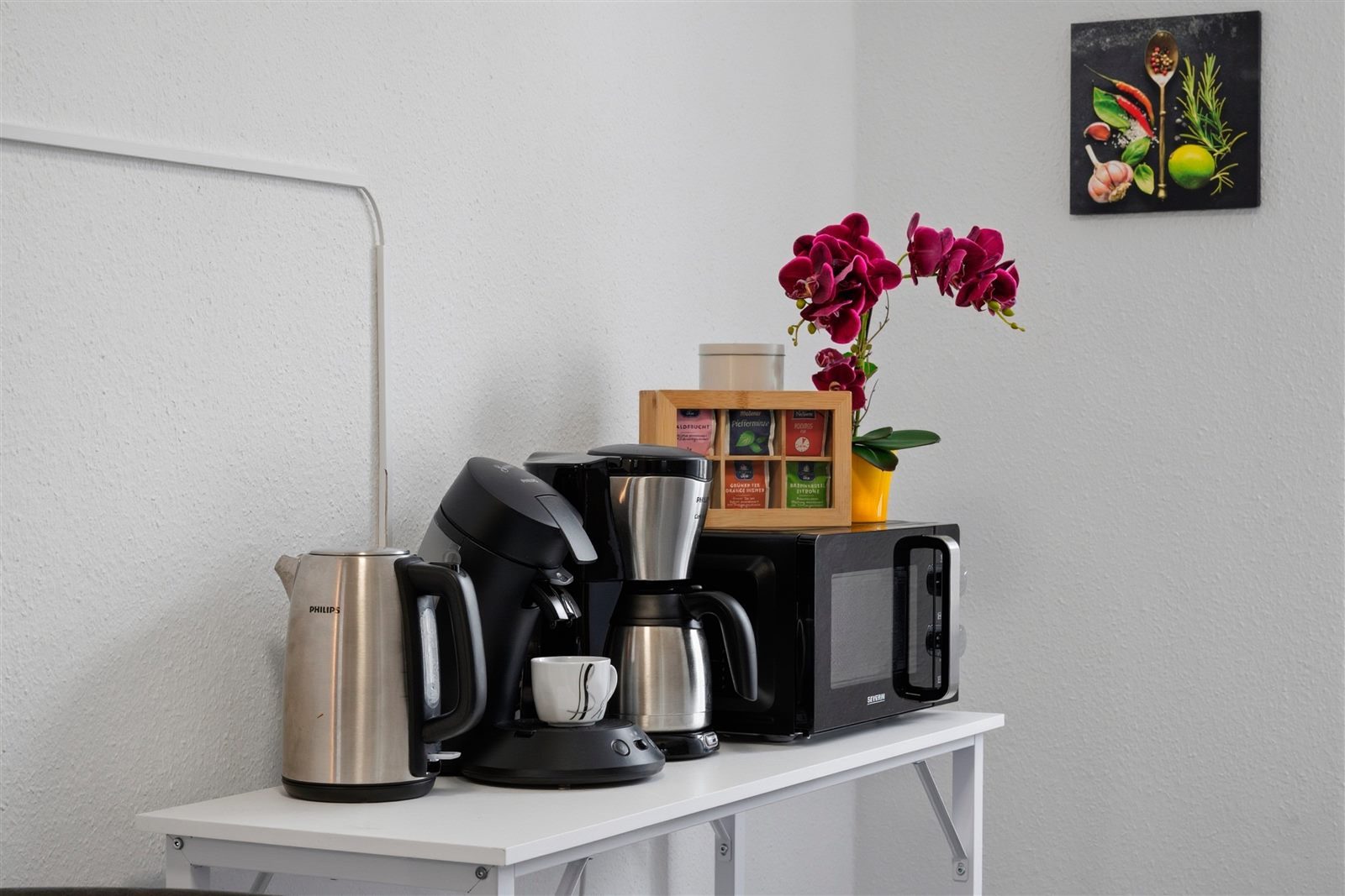 Gut bestückte Kaffee- und Teestation mit Wasserkocher und Kaffeemaschinen – starten Sie den Morgen nach Ihrem Geschmack