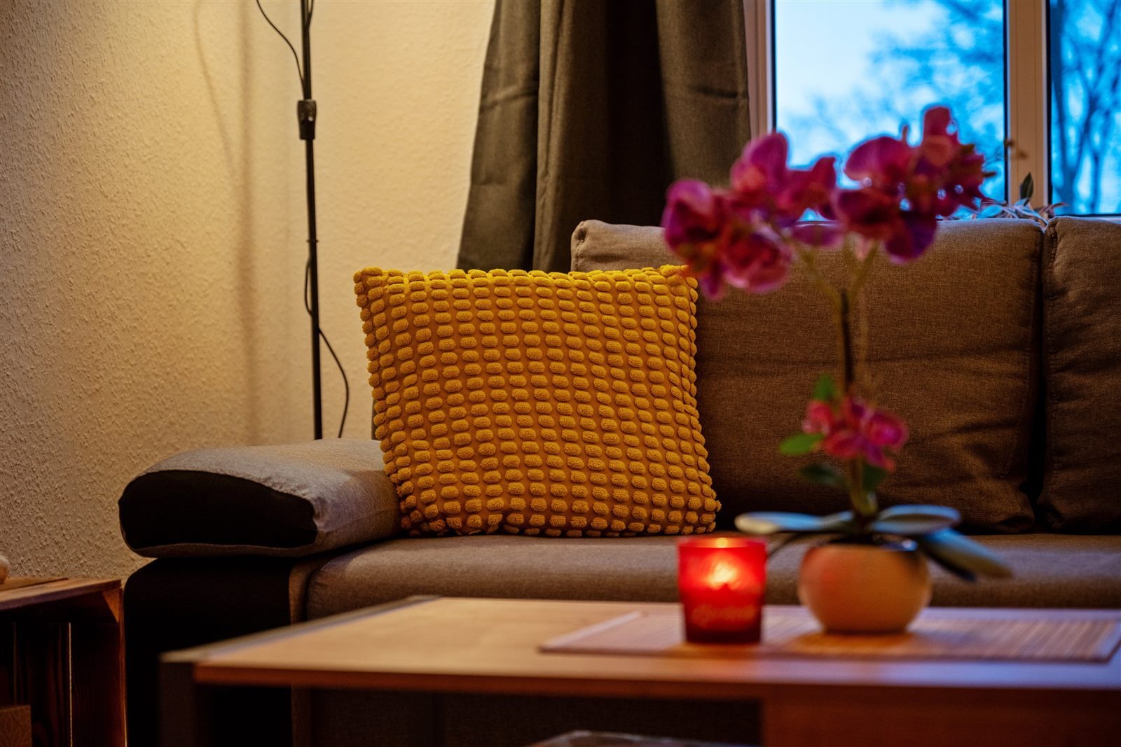 Wohnzimmer in warmer Abendstimmung – entspannt zusammensitzen, wenn der Tag zu Ende geht